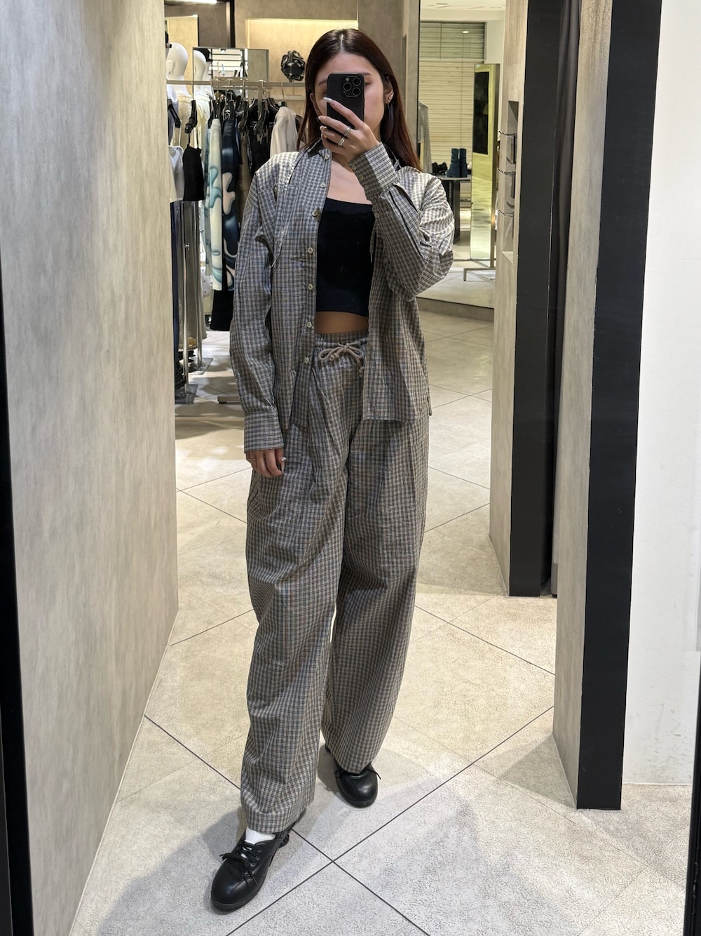 ベージュ系のシャツ/ブラウス、ベージュ系のその他パンツ、ブラック系のスニーカーを着用したレディースの春コーディネートの1枚目の写真