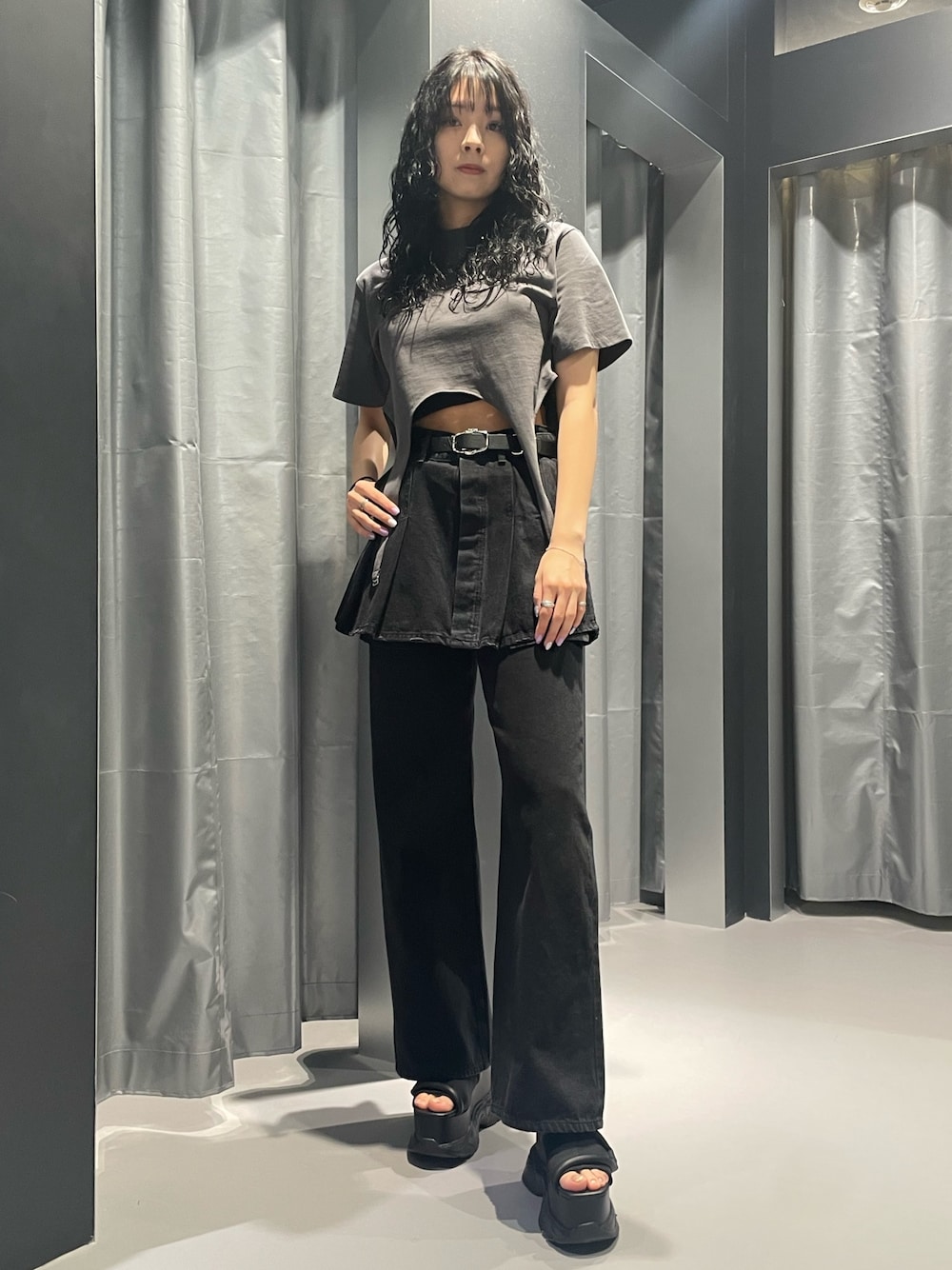 グレー系のTシャツ/カットソー、ブラック系のデニムスカート、ブラック系のデニムパンツを着用したレディースの春コーディネートの1枚目の写真