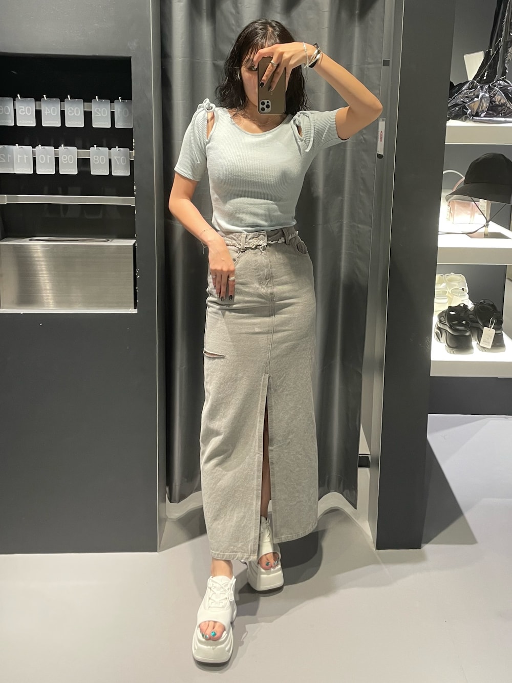 ブルー系のTシャツ/カットソー、グレー系のデニムスカート、ホワイト系のサンダルを着用したレディースの夏コーディネートの1枚目の写真