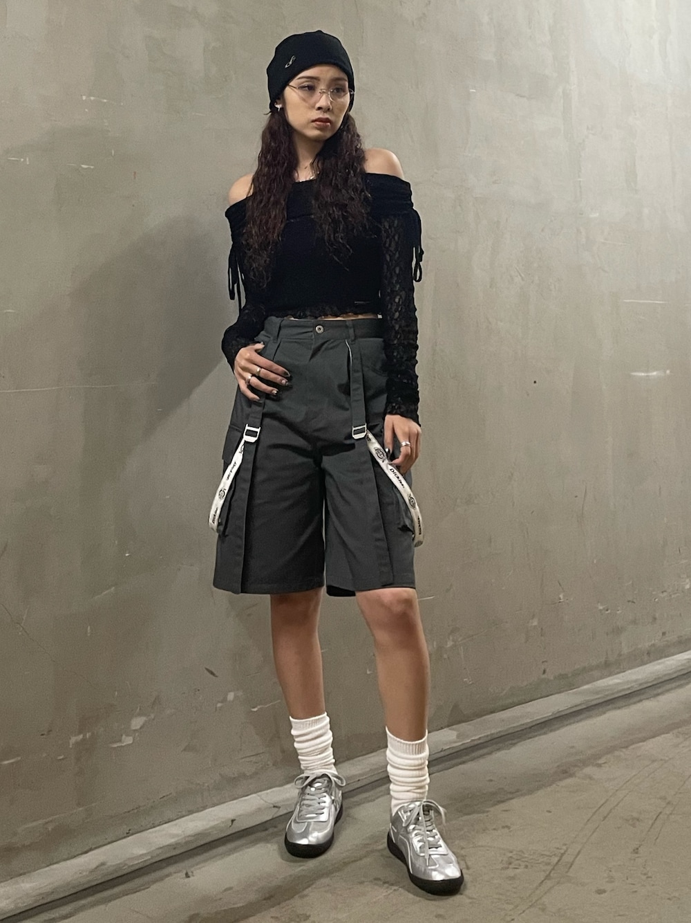 ブラック系のTシャツ/カットソー、ブラック系のTシャツ/カットソー、グレー系のその他パンツを着用したレディースの春コーディネートの1枚目の写真