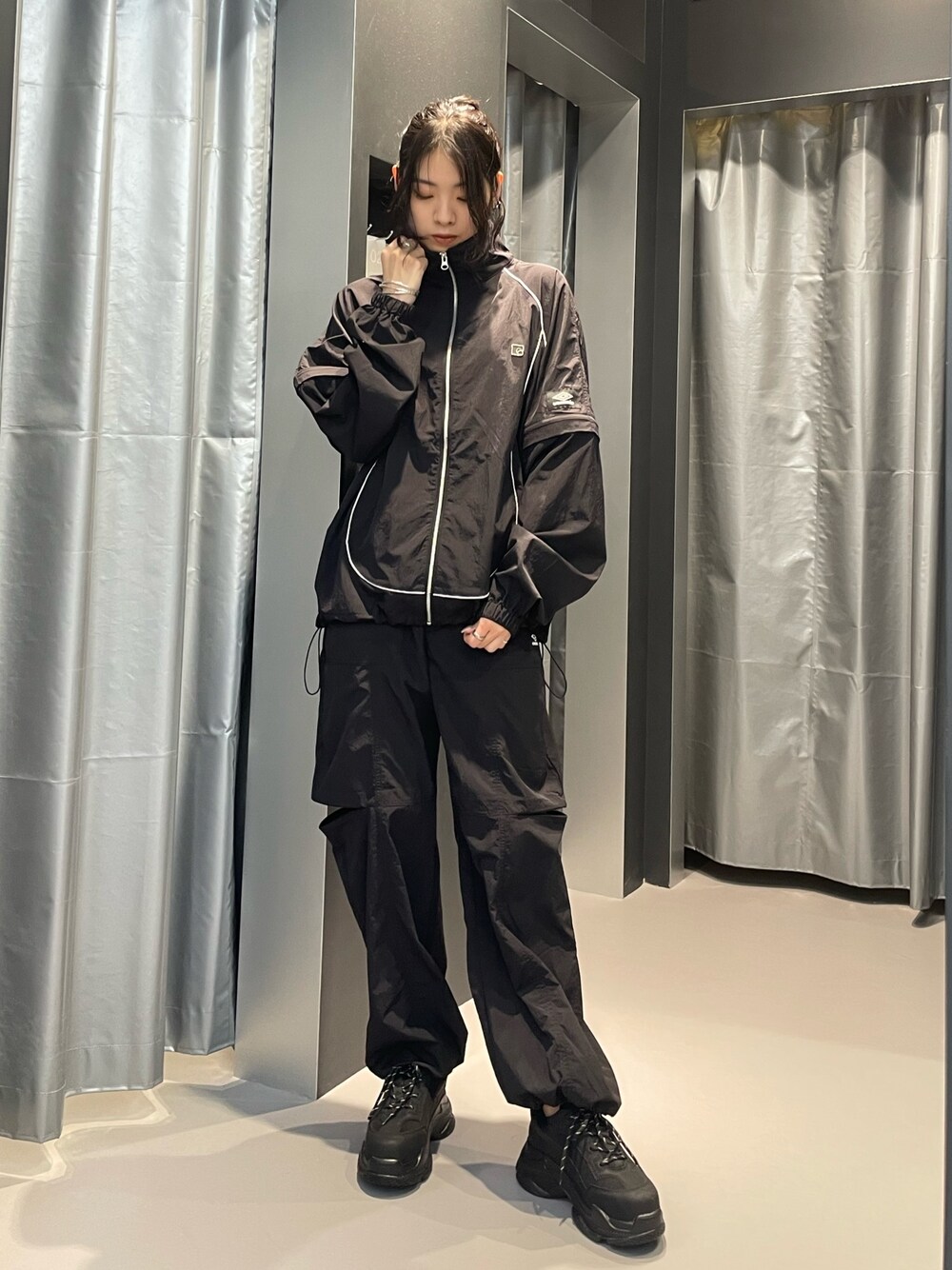 ブラック系のブルゾン、ブラック系のその他パンツ、ブラック系のスニーカーを着用したレディースの春コーディネートの1枚目の写真