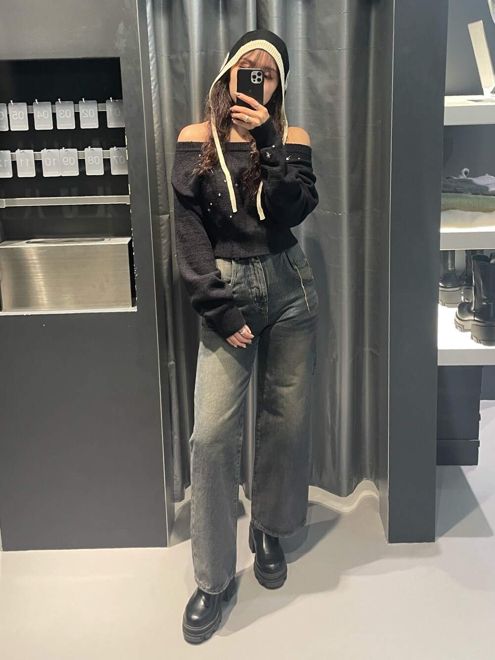 「カジュアルコーデ、デニムコーデ、EMODA、高身長コーデ、高身長女子、骨格ストレート、ニットキャップ、オフショル、デニム、ワイドデニム、ハイウエストデニム、サイドゴアブーツ、厚底ブーツ、ショートブーツ、休日スタイル」｜「EMODAのシャギーロゴニットキャップ（ニットキャップ/ビーニー、ブラック系）」を使った、菅谷レイナさん（骨格ストレート・レディース・168cm）の冬コーディネートの1枚目の写真