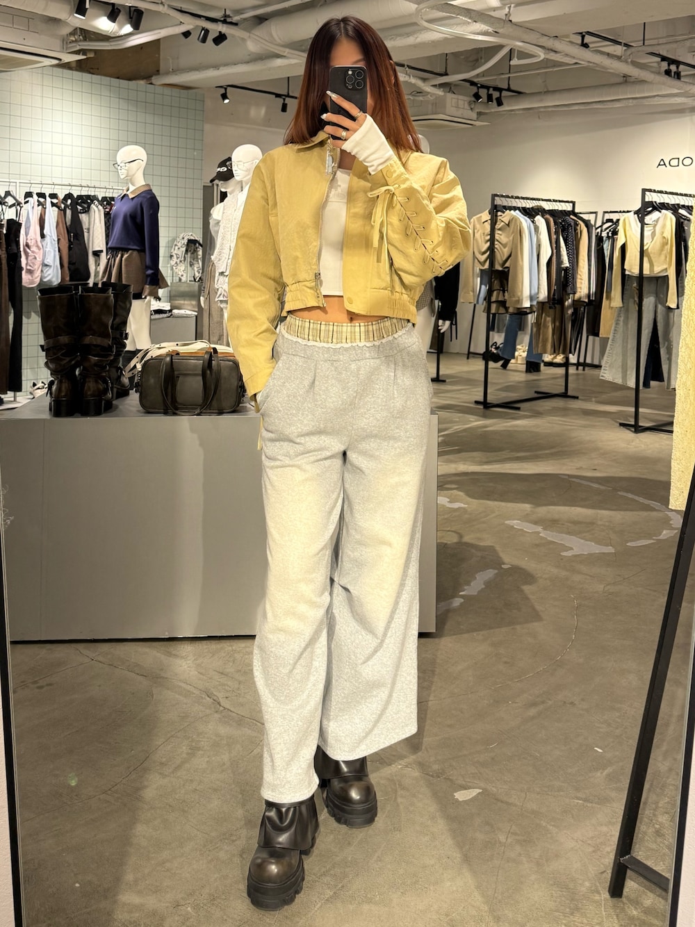 ホワイト系のTシャツ/カットソー、イエロー系のブルゾン、グレー系のスウェットパンツを着用したレディースの春コーディネートの1枚目の写真