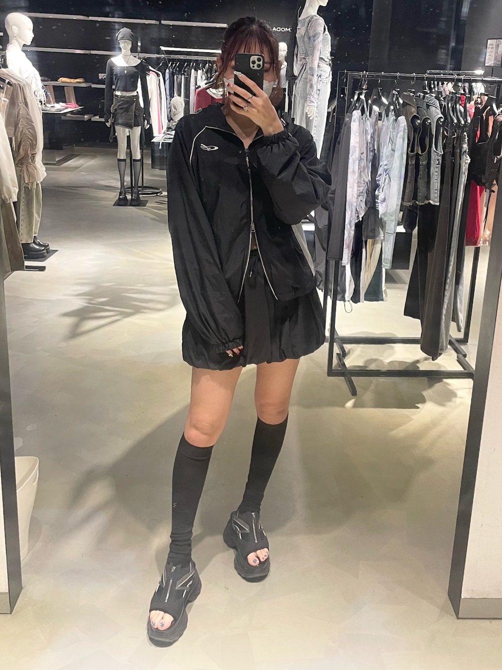 「EMODA、モノトーン、モノトーンコーデ、ブラックコーデ、高身長女子、高身長コーデ、骨格ストレート、春コーデ、キャミソール、ナイロンジャケット、バルーンスカート、ミニスカート、ニーハイソックス、スニーカーサンダル、厚底シューズ」｜「EMODAのフックモチーフネックレス（ネックレス、シルバー系）」を使った、菅谷レイナさん（レディース・168cm）の春コーディネートの1枚目の写真