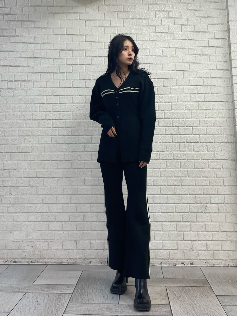 ブラック系のカーディガン/ボレロ、ブラック系のその他パンツ、ブラック系のブーツを着用したレディースの秋コーディネートの1枚目の写真