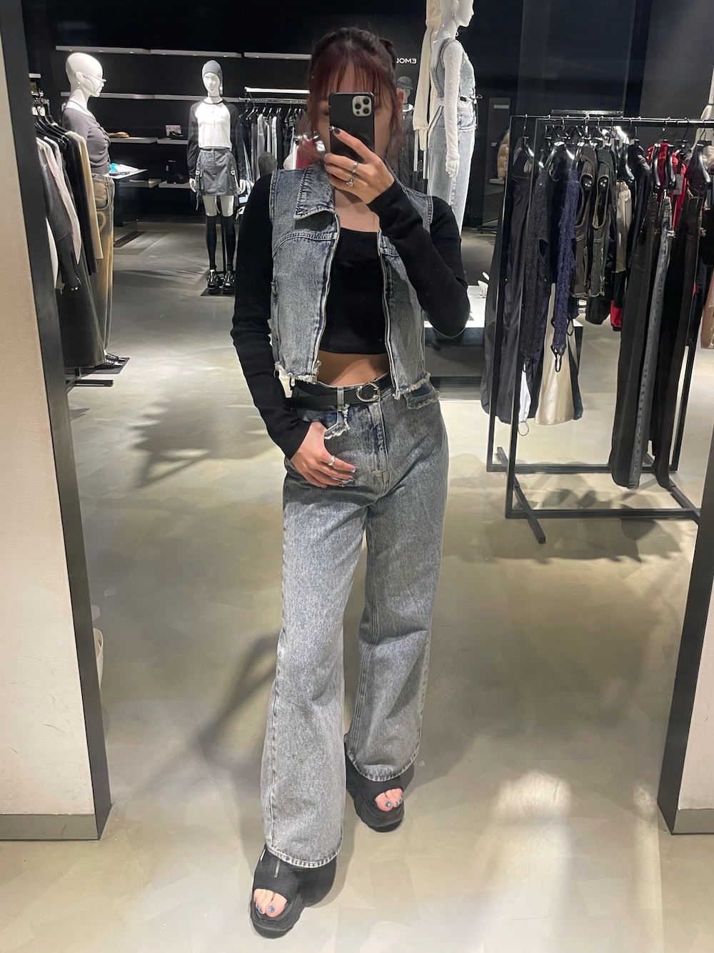 ブラック系のTシャツ/カットソー、ブルー系のベスト、ブルー系のデニムパンツを着用したレディースの春コーディネートの1枚目の写真