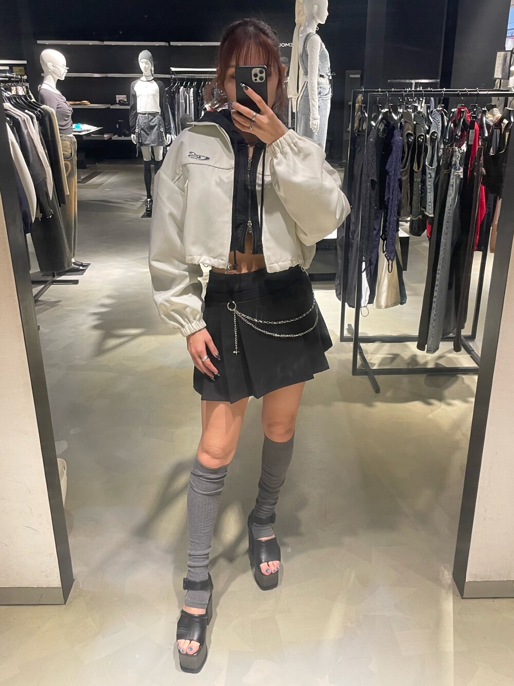 ブラック系のTシャツ/カットソー、ホワイト系のブルゾン、ブラック系のスカートを着用したレディースの春コーディネートの1枚目の写真