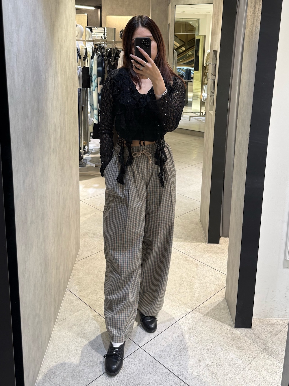 ブラック系のスニーカー、ベージュ系のその他パンツ、ブラック系のTシャツ/カットソーを着用したレディースの春コーディネートの1枚目の写真