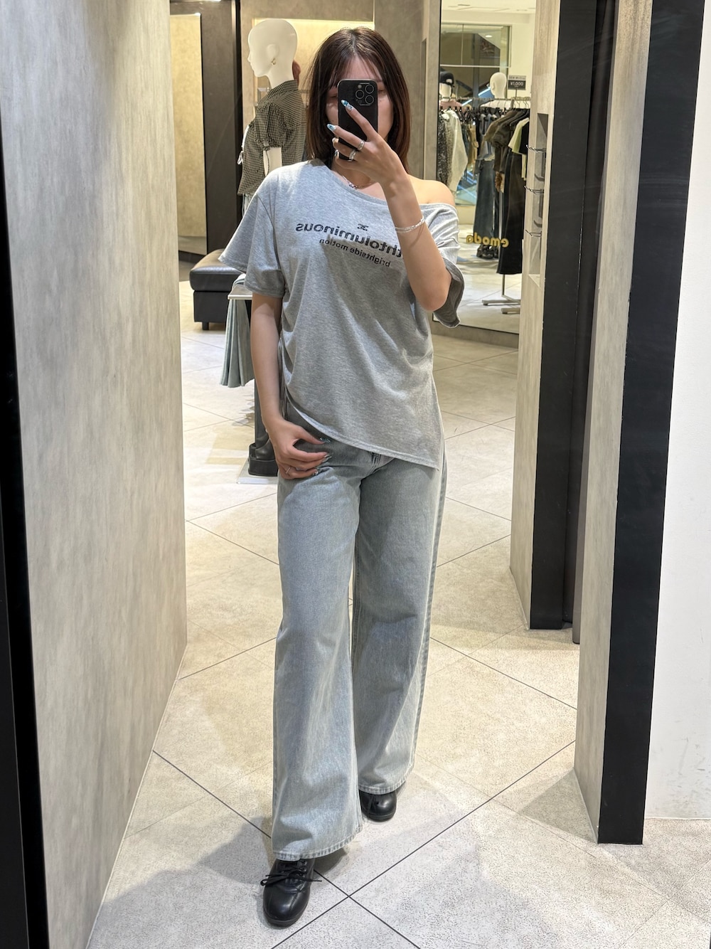 グレー系のTシャツ/カットソー、ブルー系のデニムパンツ、ブラック系のスニーカーを着用したレディースの春コーディネートの1枚目の写真