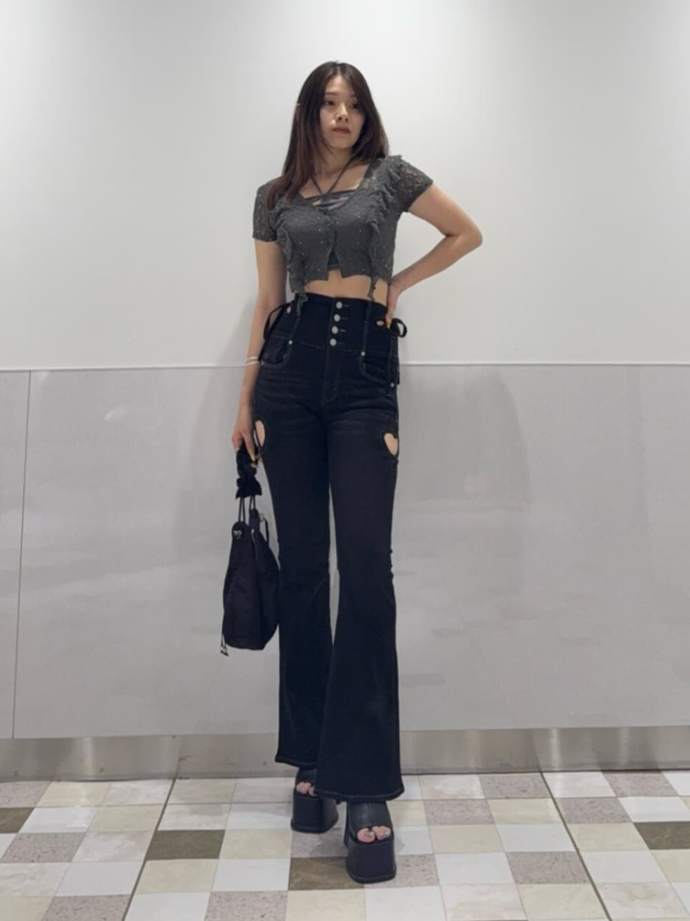 ブラック系のサンダル、ブラック系のショルダーバッグ、グレー系のTシャツ/カットソーを着用したレディースの夏コーディネートの1枚目の写真