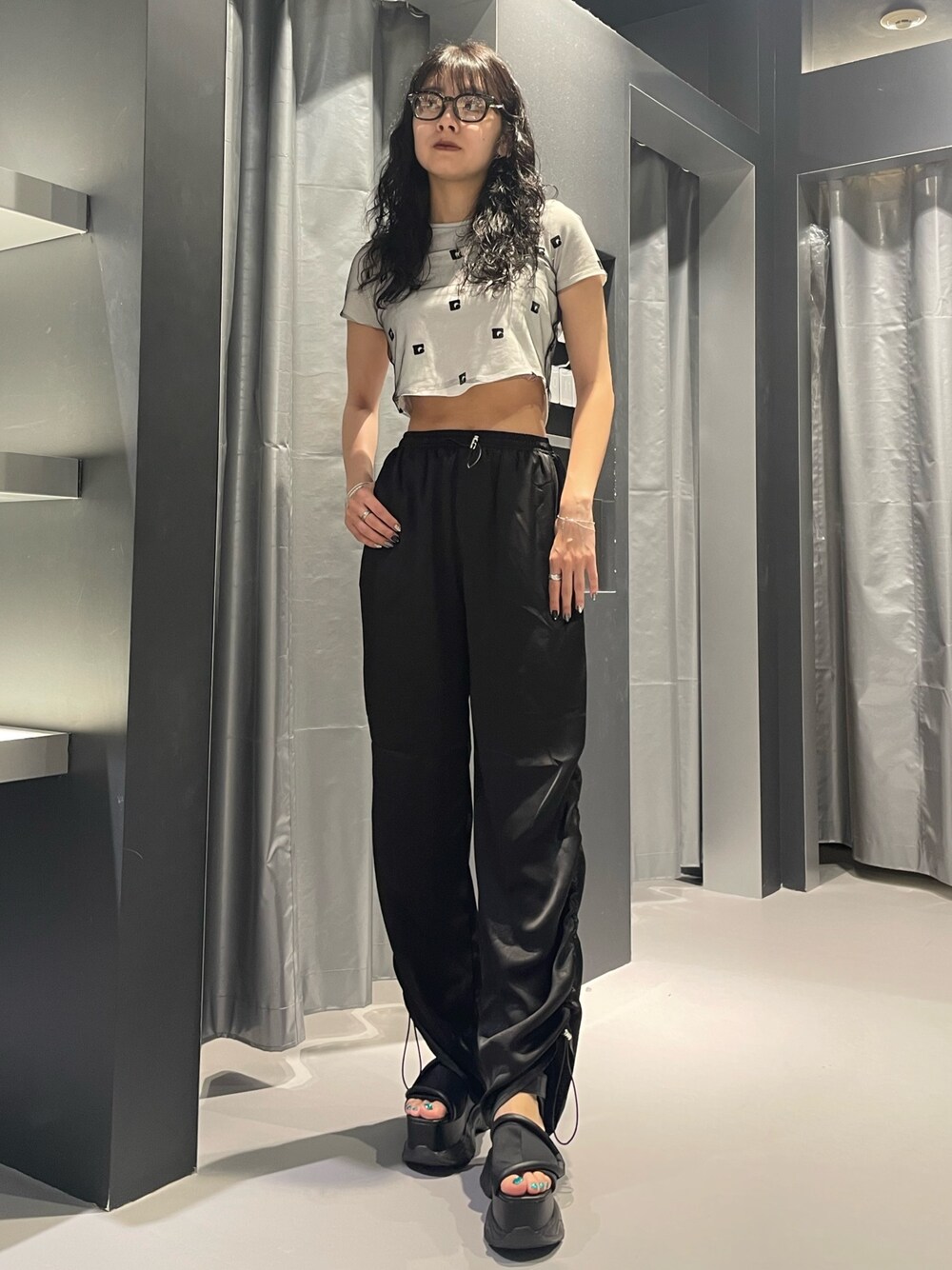 ホワイト系のTシャツ/カットソー、ブラック系のその他パンツ、ブラック系のサンダルを着用したレディースの春コーディネートの1枚目の写真