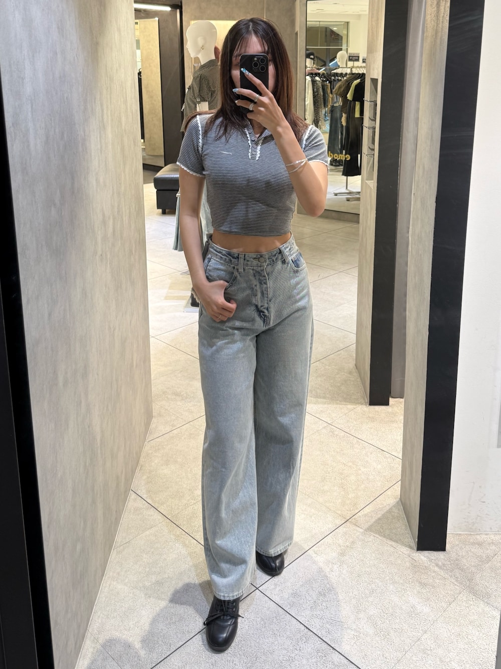 グレー系のTシャツ/カットソー、ブルー系のデニムパンツ、ブラック系のスニーカーを着用したレディースの春コーディネートの1枚目の写真
