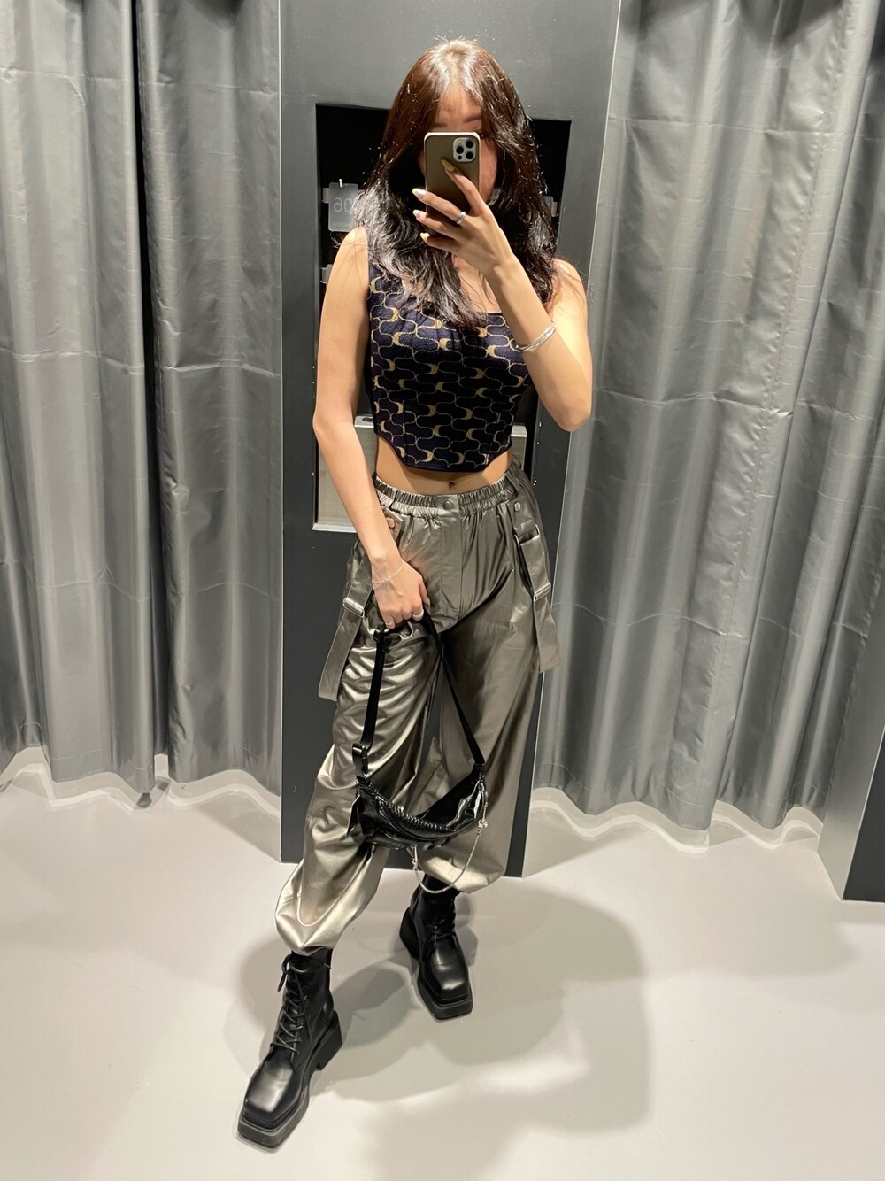 その他のタンクトップ、シルバー系のその他パンツ、ブラック系のハンドバッグを着用したレディースの春コーディネートの1枚目の写真