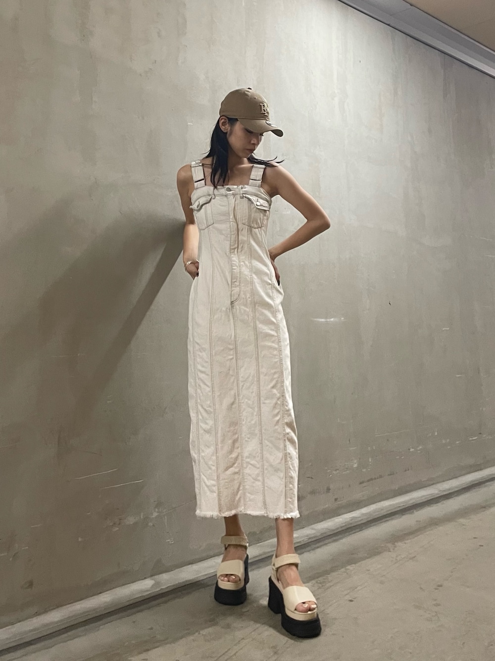 ブラック系のTシャツ/カットソー、ホワイト系のワンピース、ホワイト系のサンダルを着用したレディースの夏コーディネートの1枚目の写真