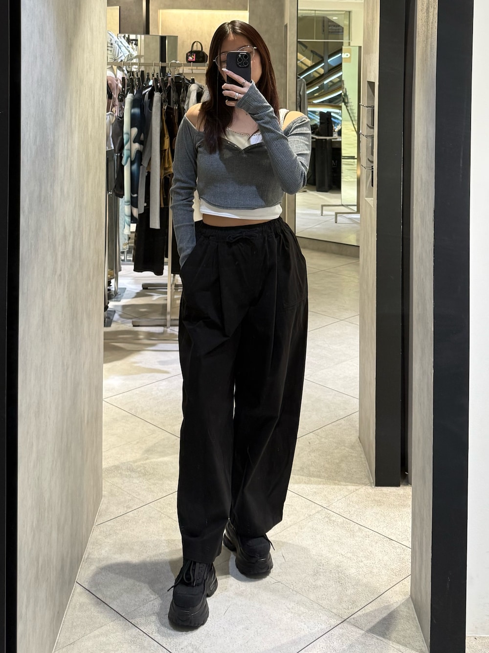 グレー系のTシャツ/カットソー、ブラック系のその他パンツ、ブラック系のスニーカーを着用したレディースの春コーディネートの1枚目の写真