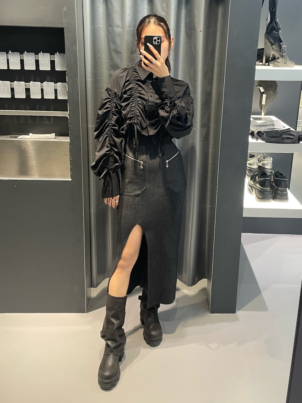 「EMODA、ブラックコーデ、ブラック、高身長コーデ、骨格ストレート、着回しコーデ、ワンピース、ワンピーススタイル、シャツコーデ、シャツスタイル、春コーデ、厚底ブーツ、ミドルブーツ、高身長女子、モードカジュアル」｜「EMODAのストリングリボンショートシャツ（シャツ/ブラウス、ブラック系）」を使った、菅谷レイナさん（レディース・168cm）の春コーディネートの1枚目の写真