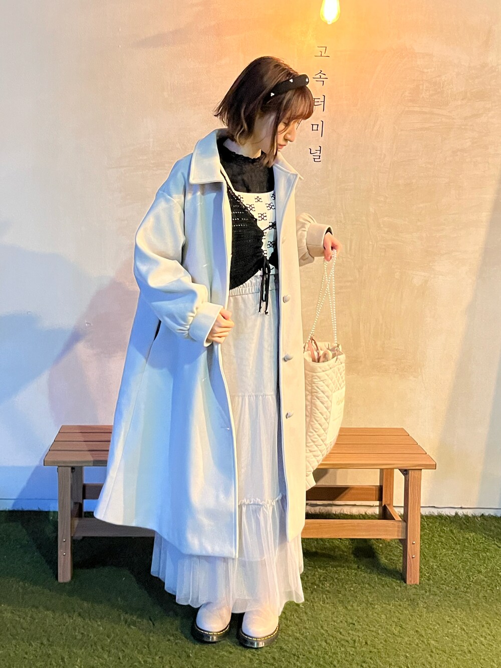 「冬コーデ、コート、大人コーデ、ホワイトコーデ、シンプルスタイル、冬、韓国ファッション、きれいめコーディネート、スカート、旅行コーデ、おでかけコーデ、ドクターマーチン、カチューシャ、モノトーン、モノトーンコーデ」｜「GRLのアイテム（トートバッグ、ホワイト系）」を使った、Reikaさん（レディース・156cm）の冬コーディネートの1枚目の写真