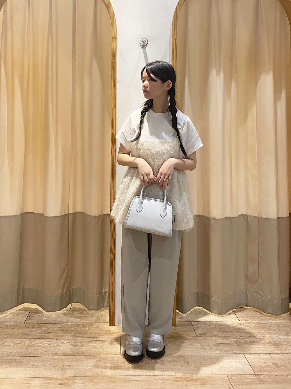 ホワイト系のTシャツ/カットソー、ホワイト系のシャツ/ブラウス、シルバー系のハンドバッグを着用したレディースの夏コーディネートの1枚目の写真