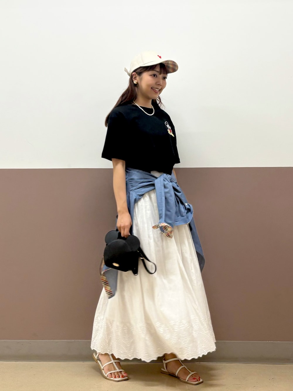 「ロゴT、ブラックコーデ、夏服コーデ、オトナ女子、夏スタイル、おでかけコーデ、大人コーデ、低身長、ミッキー、キャップ、カジュアル、モノトーン、ユニセックス、アーノルドパーマー、Arnold Palmer」｜「DisneyのMickey/Arnold Palmer/シェアキャップ（キャップ、ベージュ系）」を使った、アーノルドパーマー＠イオンレイクタウン店さん（骨格ストレート・レディース・152cm）の夏コーディネートの1枚目の写真