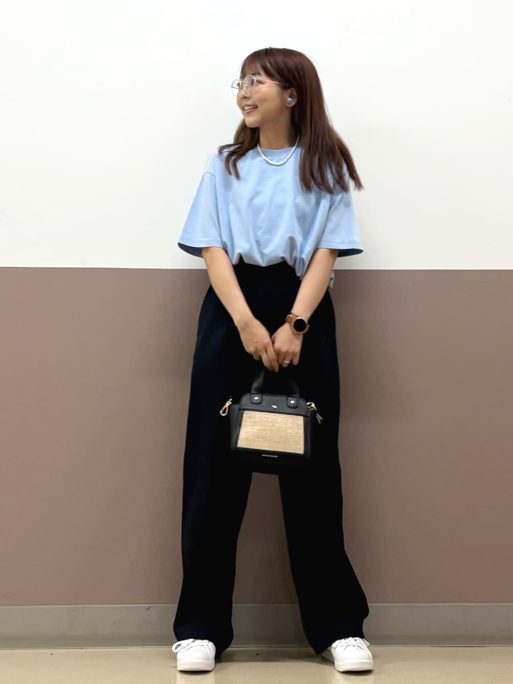 「アーノルドパーマー、Arnold Palmer、カットソー、ワイドパンツ、スニーカー、ママコーデ、低身長、水色、モノトーン、オトナカワイイ、楽チンコーデ、大人女子、夏だ！Tシャツ着よう！、メガネ女子、リラックススタイル」｜「Arnold PalmerのAPクラシック シェア ピグメント Tシャツ（Tシャツ/カットソー、ブルー系）」を使った、アーノルドパーマー＠イオンレイクタウン店さん（骨格ストレート・レディース・152cm）の夏コーディネートの1枚目の写真