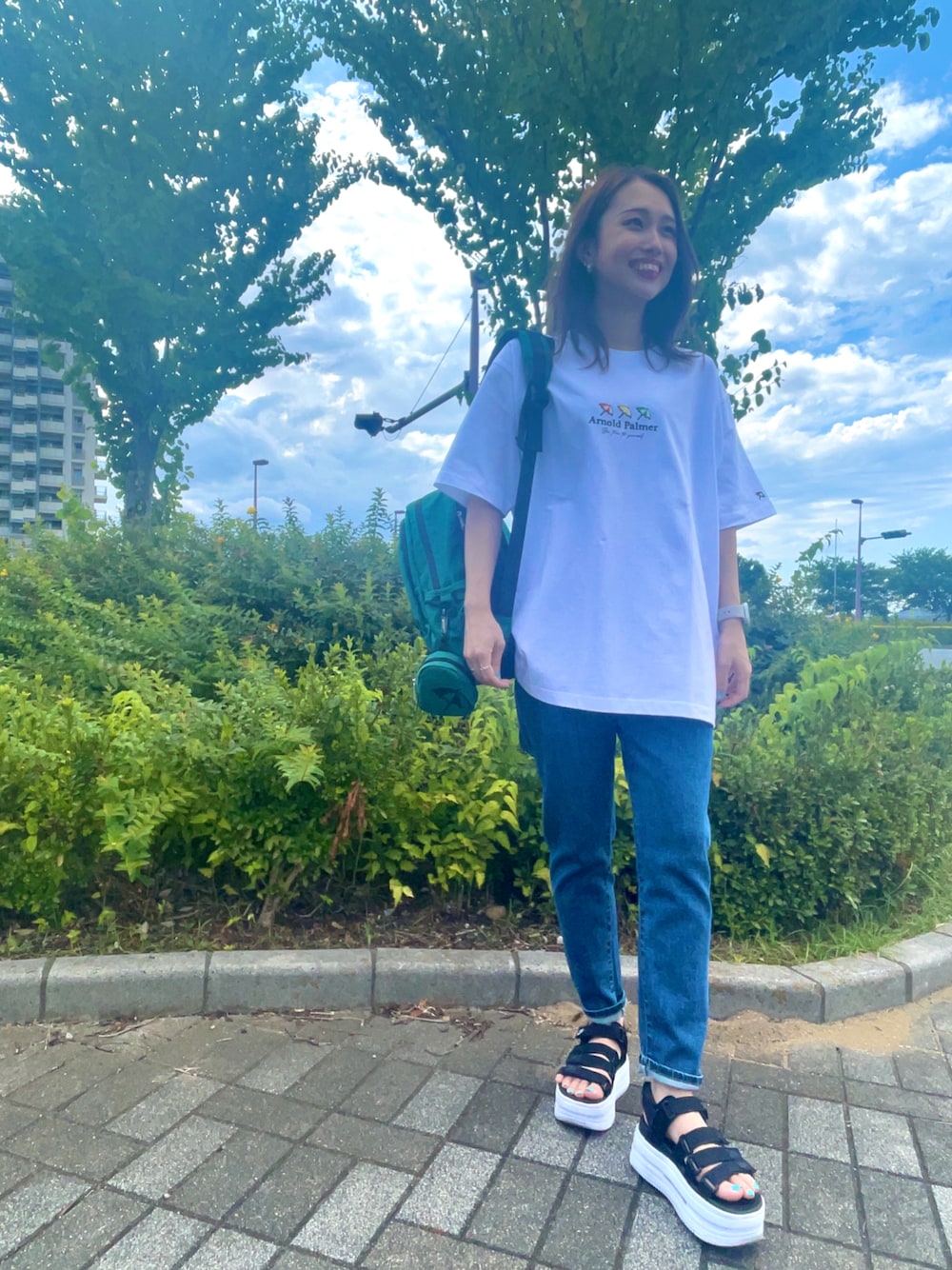 「Arnold Palmer、みんなの白Tフェス、夏服、デニムコーデ、プチプラ、カジュアルコーデ、夏コーデ、パンツスタイル」｜「Arnold Palmerの発泡プリント シェア ロゴ Tシャツ（Tシャツ/カットソー、ホワイト系）」を使った、アーノルドパーマー＠イオンレイクタウン店さん（レディース・155cm）の夏コーディネートの1枚目の写真