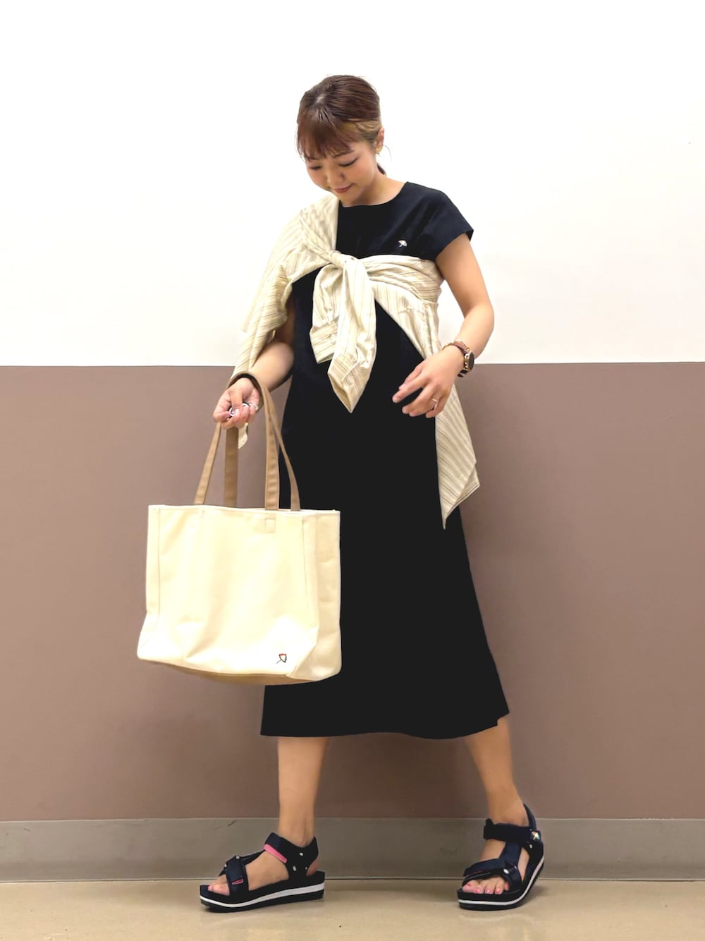 「柄シャツ、ストライプシャツ、サンダル、着回しコーデ、低身長女子、低身長コーデ、ワンピース、オトナカワイイ、アーノルドパーマー、Arnold Palmer、トートバッグ、スポーツサンダル、ネイビー、ママコーデ、ラクチンコーデ」｜「Arnold Palmerのスポーツサンダル（サンダル、ブルー系）」を使った、アーノルドパーマー＠イオンレイクタウン店さん（骨格ストレート・レディース・152cm）の夏コーディネートの1枚目の写真