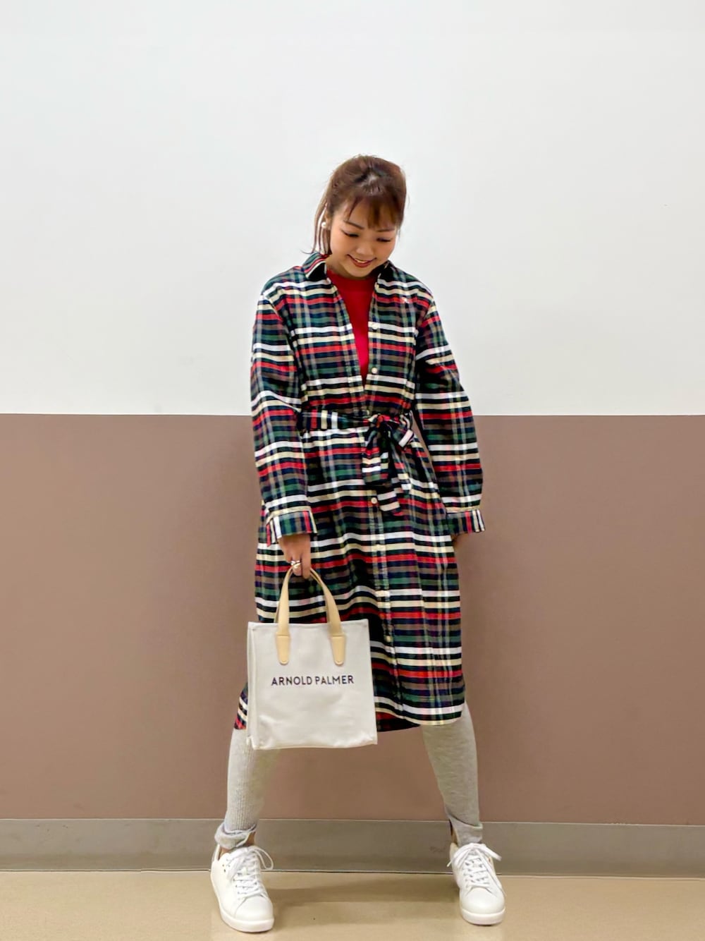 「半袖Ｔシャツ、アーノルドパーマー、Arnold Palmer、ワンピース、シャツワンピース、レギンス、チェック柄、カジュアル、春、夏、赤、低身長、低身長コーデ、いいね、save、フォローお願いします🤑、春コーデ」｜「Arnold Palmerのレモンモチーフ シェア Tシャツ（Tシャツ/カットソー、レッド系）」を使った、アーノルドパーマー＠イオンレイクタウン店さん（骨格ストレート・レディース・152cm）の春コーディネートの1枚目の写真