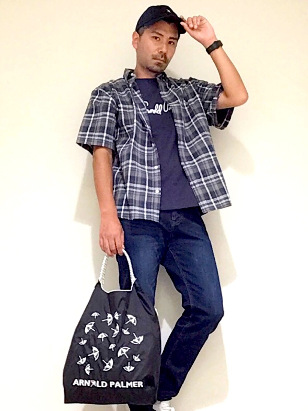 「Arnold Palmer、アーノルドパーマー、シャツ、Tシャツ、デニム、エコバッグ、キャップ」｜「Arnold PalmerのAPクラシック シェア ローキャップ（キャップ、ブラック系）」を使った、アーノルドパーマー@イオンモールむさし村山店さん（メンズ・175cm）の夏コーディネートの1枚目の写真