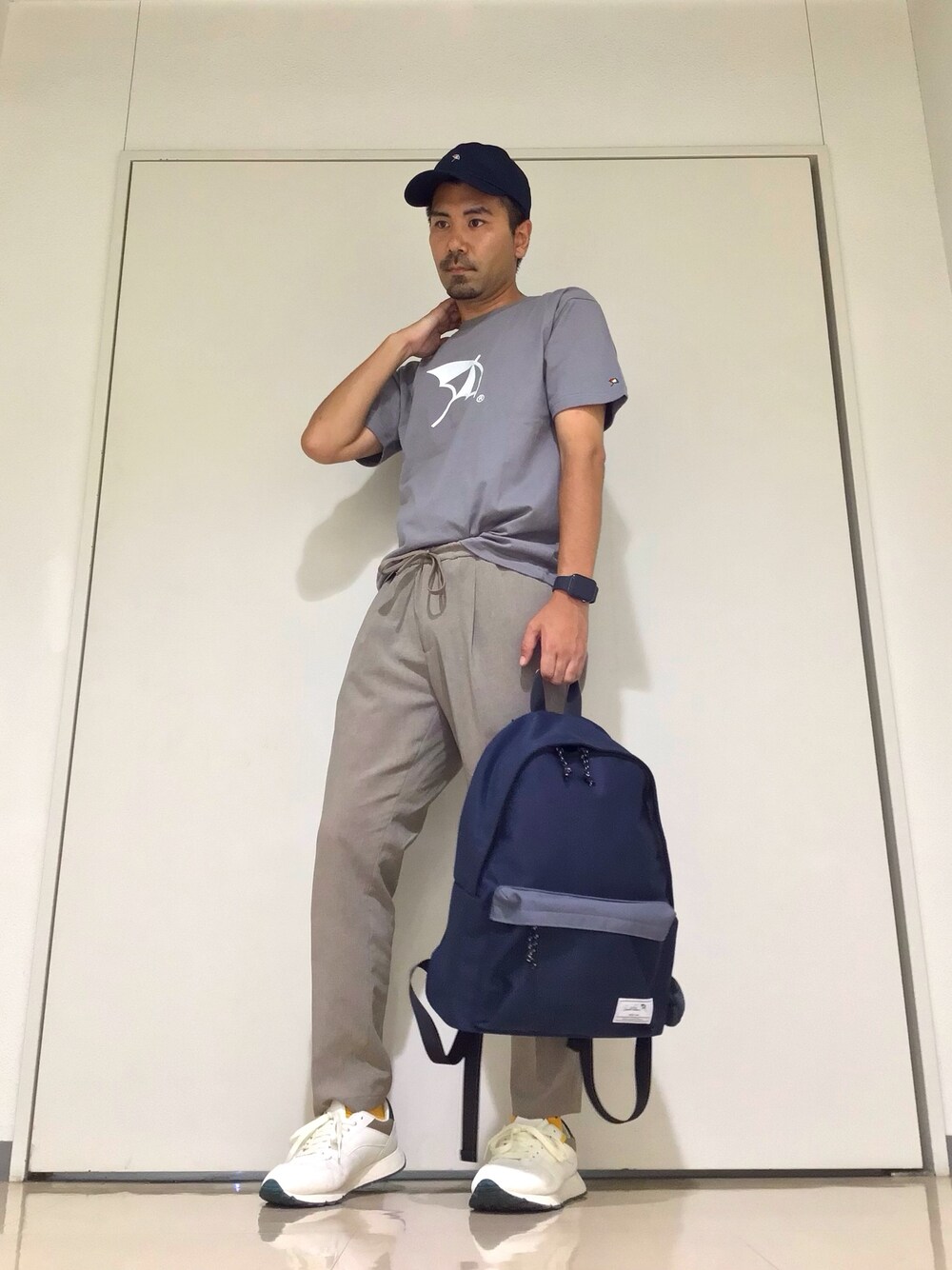 「夏コーデ、Arnold Palmer、アーノルドパーマー、Tシャツ、リュック、USAコットンTシャツ、リンクコーデ」｜「Arnold PalmerのUSAコットン 天竺 シェア アンブレラ ロゴ Tシャツ（Tシャツ/カットソー、ベージュ系）」を使った、アーノルドパーマー@イオンモールむさし村山店さん（メンズ・175cm）の夏コーディネートの1枚目の写真