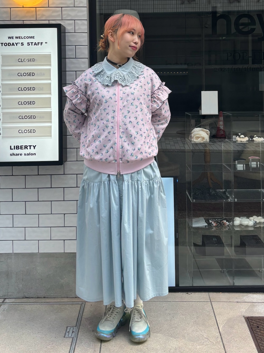 「Candy Stripper、スニーカー、ブルゾン、花柄、ワッフル、ワンピース、カジュアル、ガーリー、春アウター、フリル」｜「Candy StripperのDRESSED UP FLOWER ブルゾン（ブルゾン、ピンク系）」を使った、CandyStripper_hotoriさん（レディース・160cm）の春コーディネートの1枚目の写真