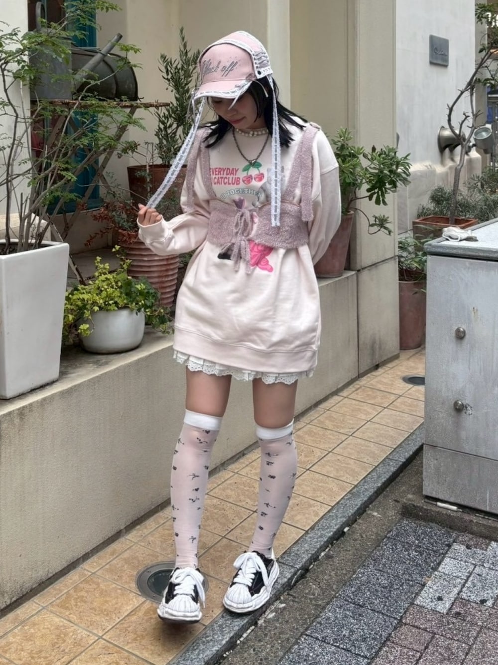 ホワイト系のスカート、ピンク系のその他トップス、ピンク系のスウェットを着用したレディースの秋コーディネートの1枚目の写真