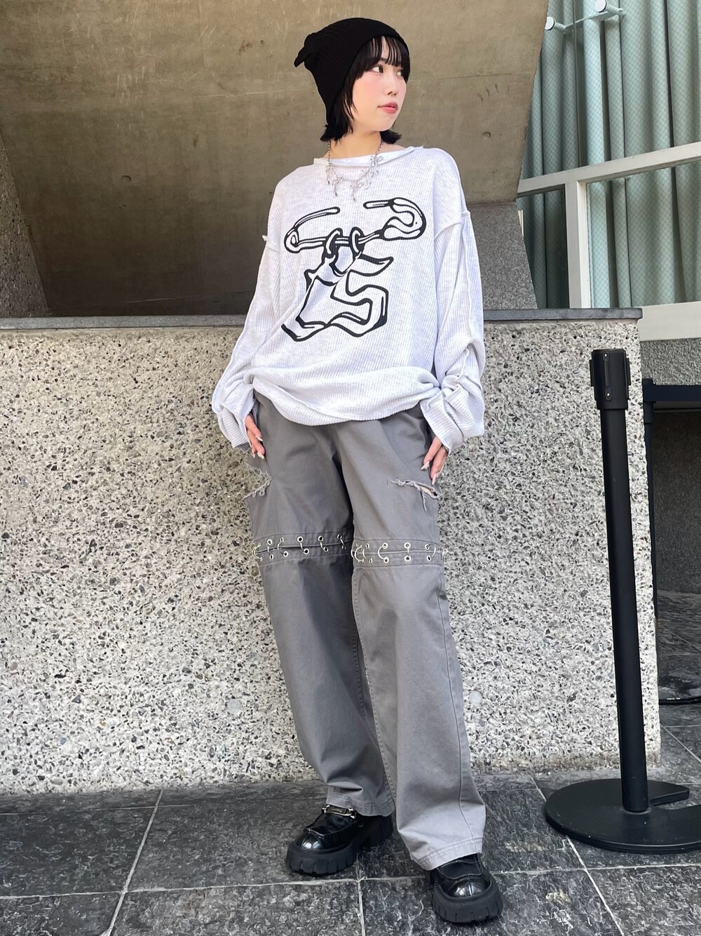 「Candy Stripper、ローファー、ワッフル、トップス、リメイク風、オーバーシルエット、パンツ、リング、ビーニー、ストリート、韓国ファッション」｜「Candy StripperのSAFETY PIN WAFFLE トップス（Tシャツ/カットソー、グレー系）」を使った、CandyStripper_hotoriさん（レディース・160cm）の秋コーディネートの1枚目の写真