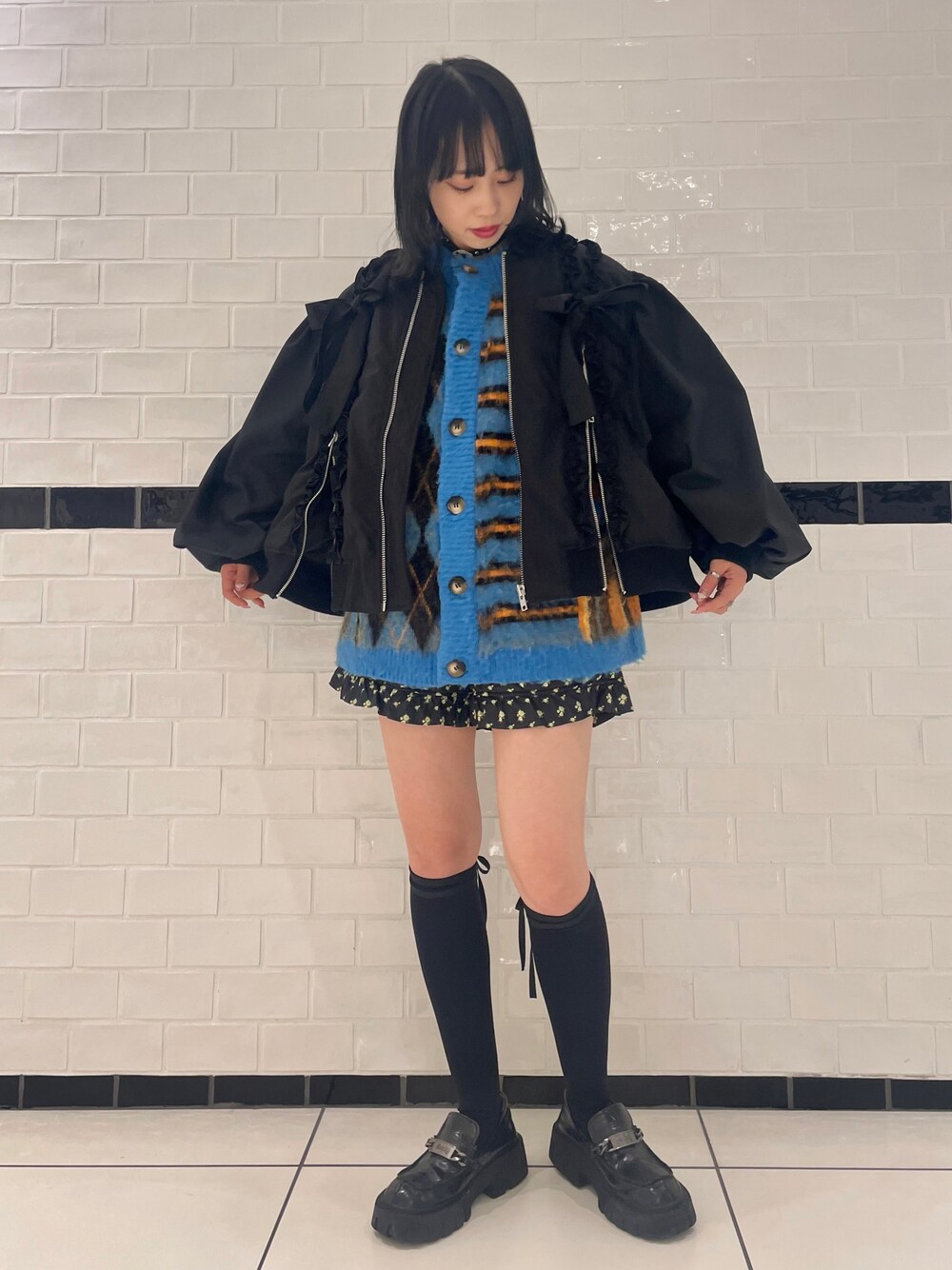 「Candy Stripper、ローファー、ハイソックス、MA-1、フリル、リボン、キルティング、ショートパンツ、カーディガン、ストリート」｜「Candy StripperのPRECOCIOUS RIBBON MA-1（MA-1、ブラック系）」を使った、CandyStripper_hotoriさん（レディース・160cm）の冬コーディネートの1枚目の写真