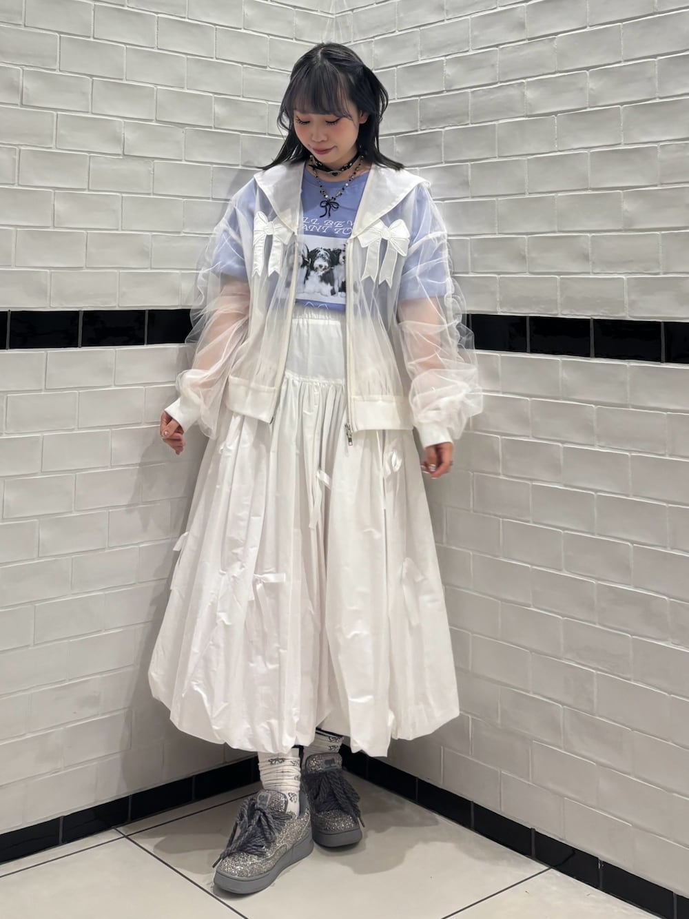 「Candy Stripper、スニーカー、ブルゾン、シアー、セーラーカラー、リボン、チュール、Tシャツ、スカート、バルーン、春色、ホワイト、春コーデ、ガーリー、休日スタイル」｜「Candy StripperのTULLE SHEER SAILOR ブラウス（ブルゾン、ホワイト系）」を使った、CandyStripper_hotoriさん（レディース・160cm）の春コーディネートの1枚目の写真