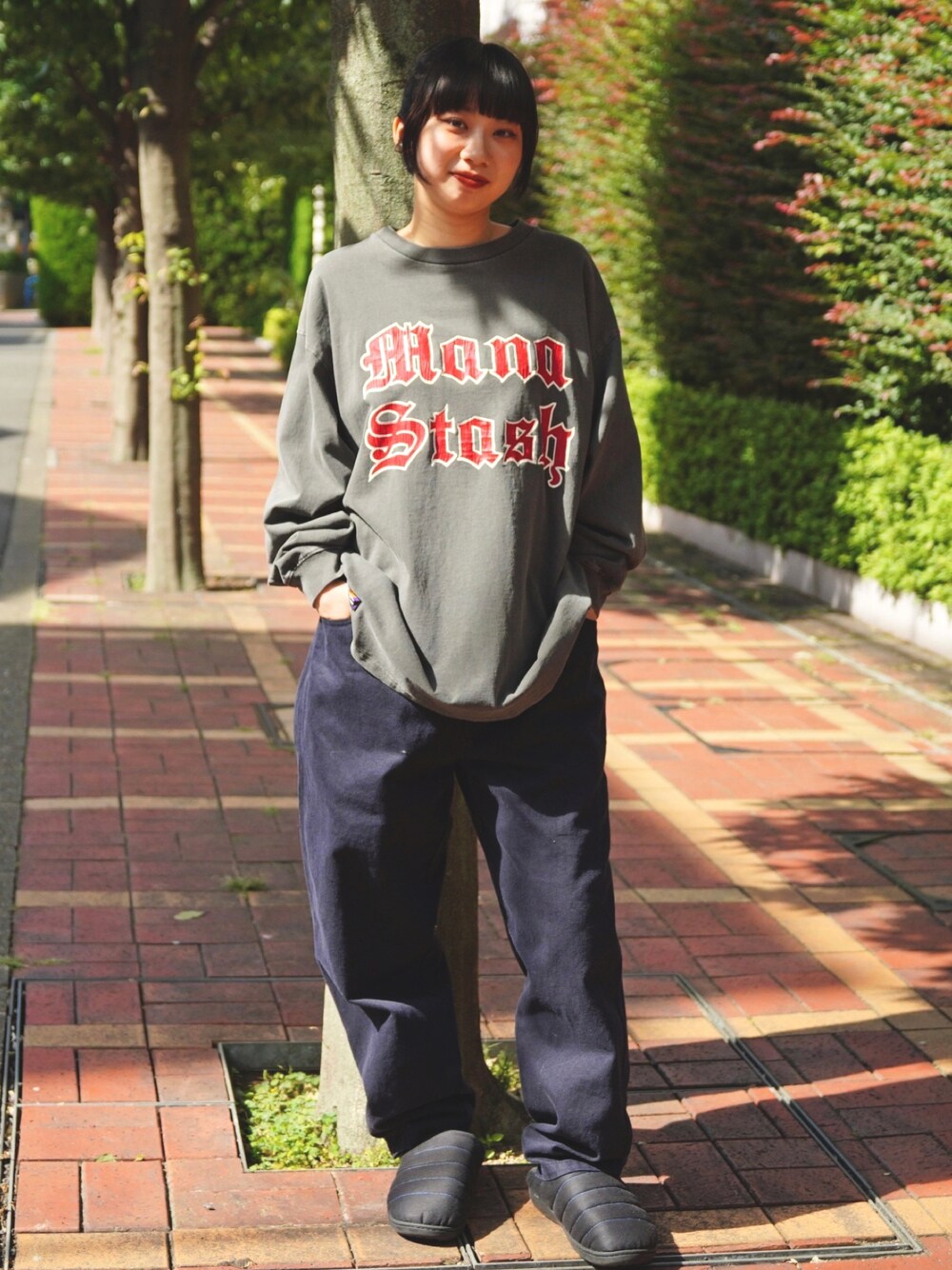 「秋のコーデ、SUBU、楽チンコーデ、ストリート、MANASTASH」｜「MANASTASHのMANASTASH/マナスタッシュ/PUMICE L/S TEE OLD ENGLISH（Tシャツ/カットソー、ブラック系）」を使った、コト星さん（レディース・156cm）の秋コーディネートの1枚目の写真