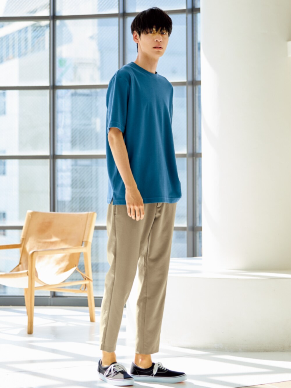 「メンズファッション、メンズライク、メンズコーデ、メンズアイテム、メンズ、カジュアル、カジュアルコーデ、カジュアルスタイル、Tシャツ、アンクルパンツ、夏コーデ」｜「nissenの吸汗速乾オーバーサイズ5分袖Tシャツ（UVカット）（Tシャツ/カットソー、ブルー系）」を使った、nissen Mens Modelsさん（メンズ・185cm）の春コーディネートの1枚目の写真