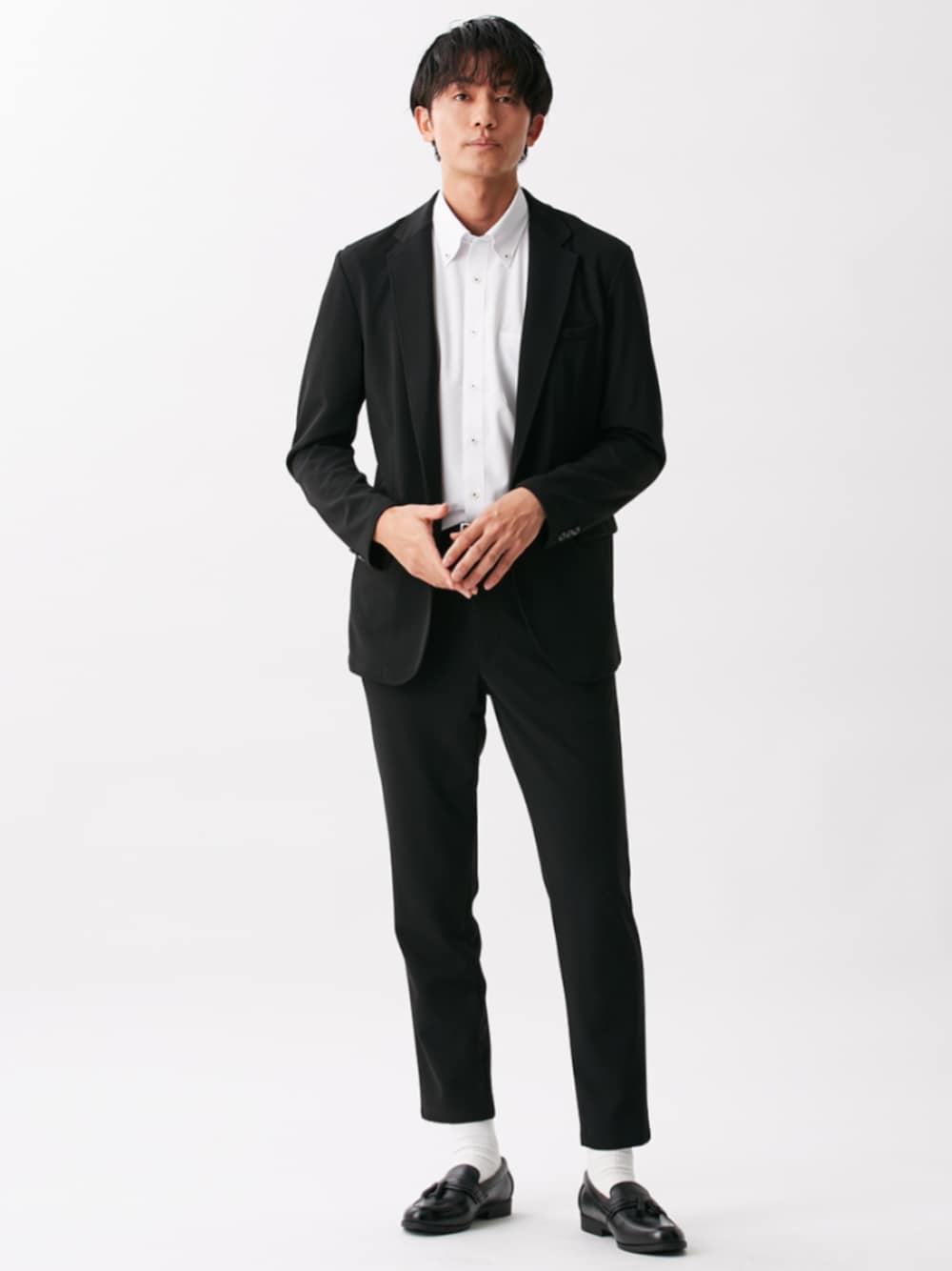 「メンズファッション、メンズライク、メンズコーデ、メンズアイテム、メンズ、ビジネススタイル、ビジネスカジュアル、ビジネス、スーツスタイル、スーツ、ワイシャツ」｜「nissenのベルトループ付カットソーセットアップスーツ（ジャケット＋イージーパンツ）（フォーマルスーツ/小物、ブラック系）」を使った、nissen Mens Modelsさん（メンズ・185cm）の春コーディネートの1枚目の写真