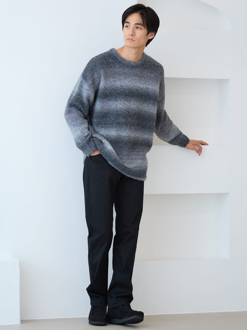 ブラック系のパンツ、グレー系のニット/セーターを着用したメンズの秋コーディネートの1枚目の写真