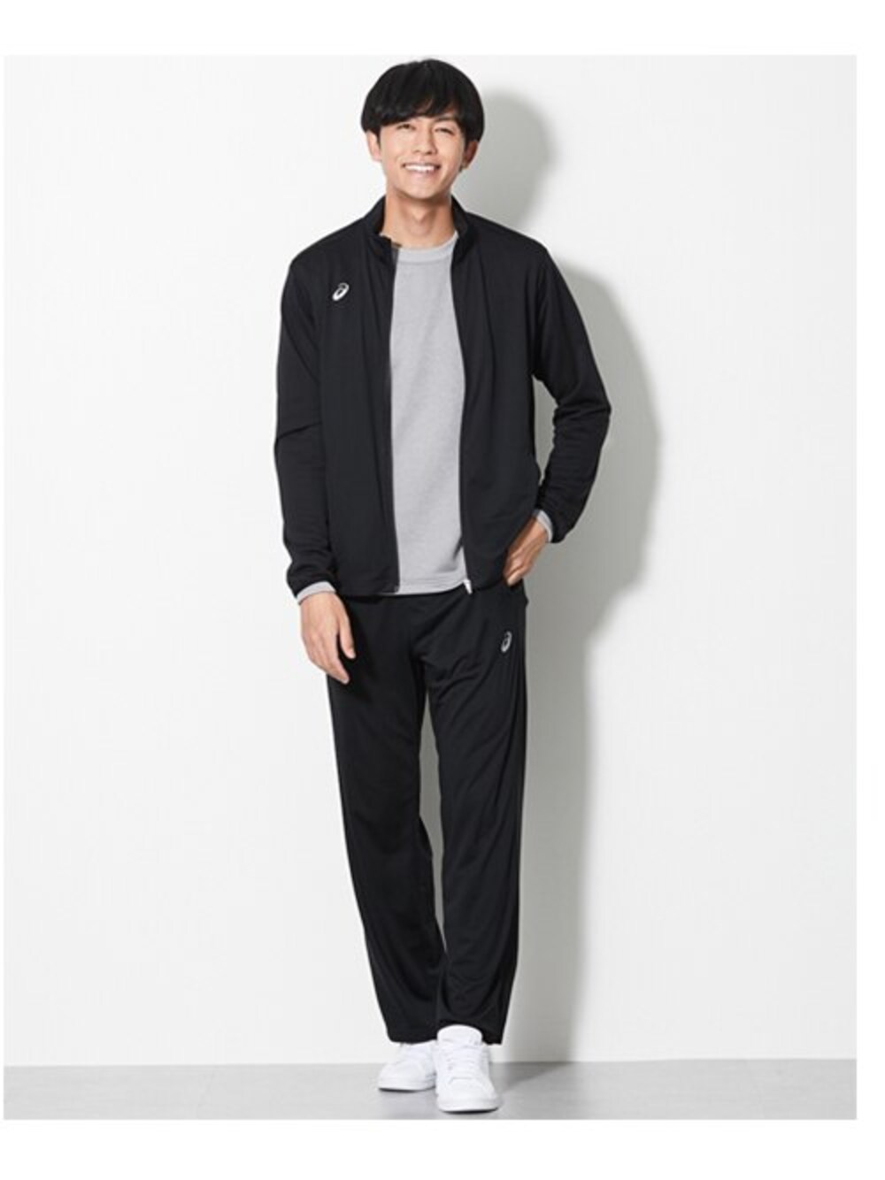 「メンズファッション、モデル、レギュラー」｜「nissenのasics　ドライトレーニングパンツ（アシックス）（ユニセックス）（スポーツグッズ、ブラック系）」を使った、nissen Mens Modelsさん（メンズ・185cm）の秋コーディネートの1枚目の写真