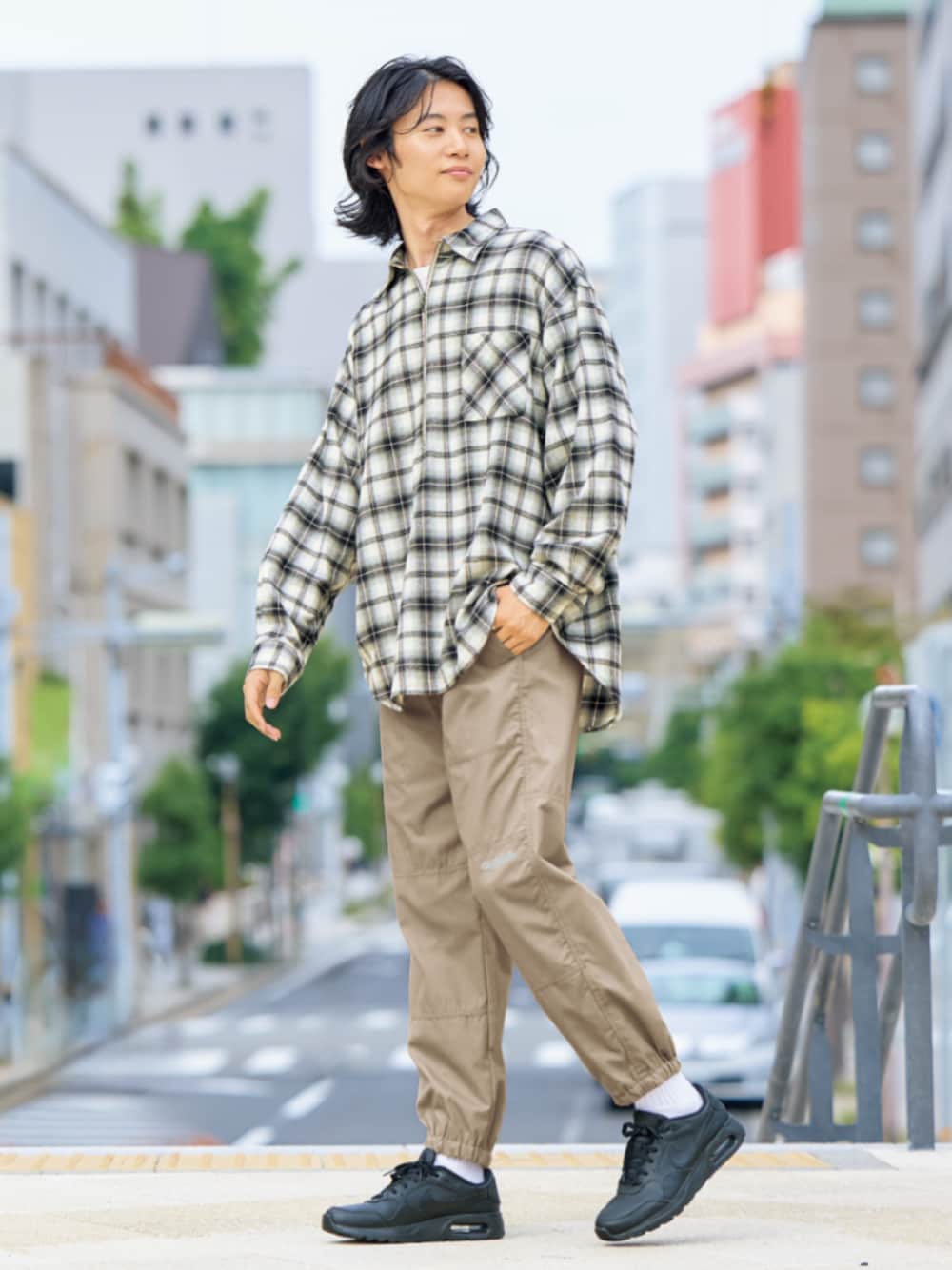 ブラック系のシャツ/ブラウス、ベージュ系のパンツを着用したメンズの冬コーディネートの1枚目の写真