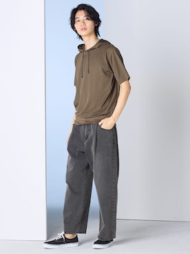 「nissen（ニッセン）の綿１００％デニムワイドタックパンツ【大きいサイズ有】（パンツ、ブラック系）」を使った、nissen Mens Modelsさん（メンズ・185cm）の春コーディネート