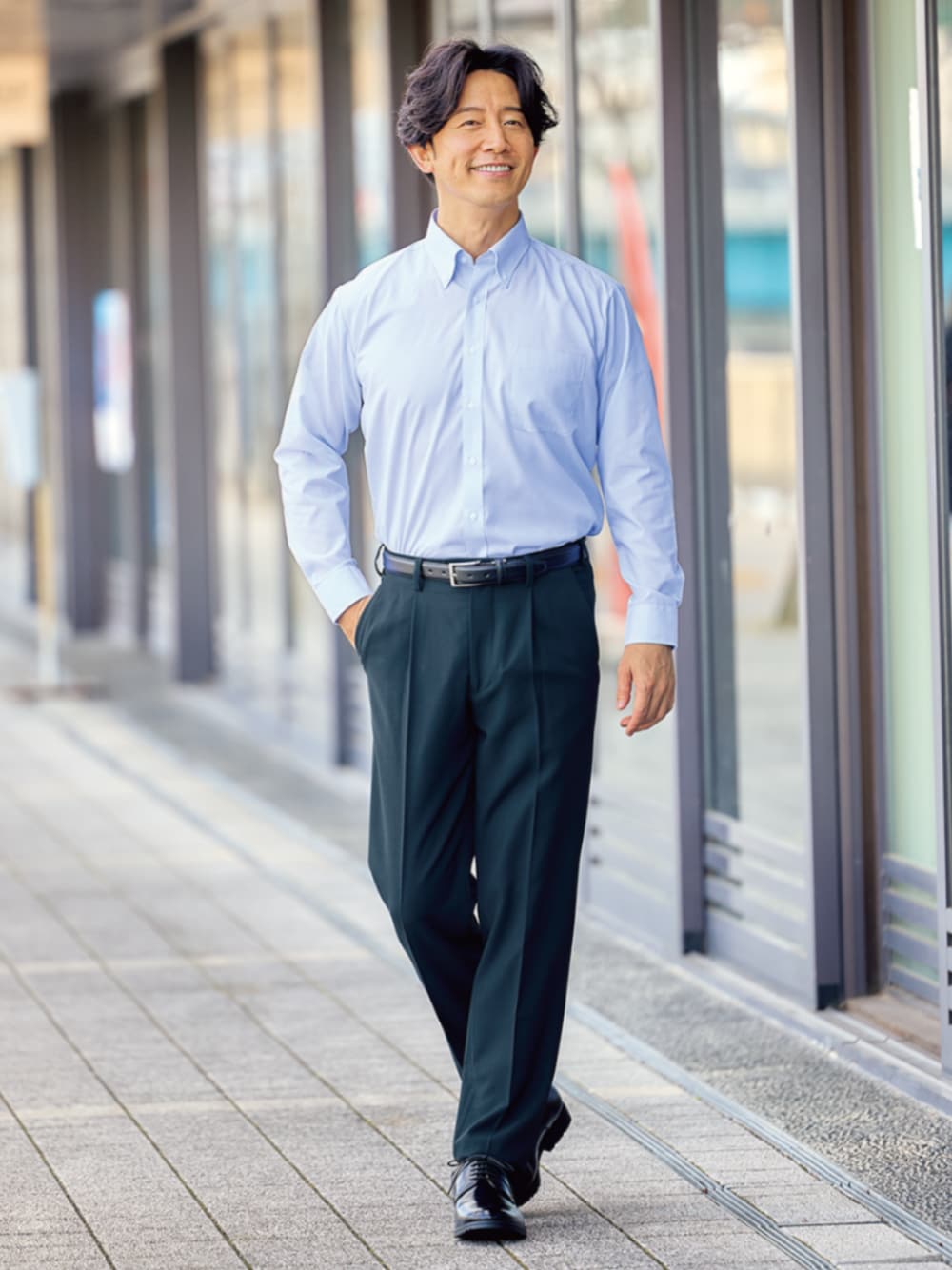 「メンズファッション、メンズコーデ、メンズアイテム、ビジネススタイル、ビジネスカジュアル、ビジネスコーデ、メンズオフィスカジュアル、夏コーデ」｜「nissenの牛革ビジネスベルト（選べる2サイズ）（ベルト、ブラック系）」を使った、nissen Mens Modelsさん（メンズ・181cm）の春コーディネートの1枚目の写真