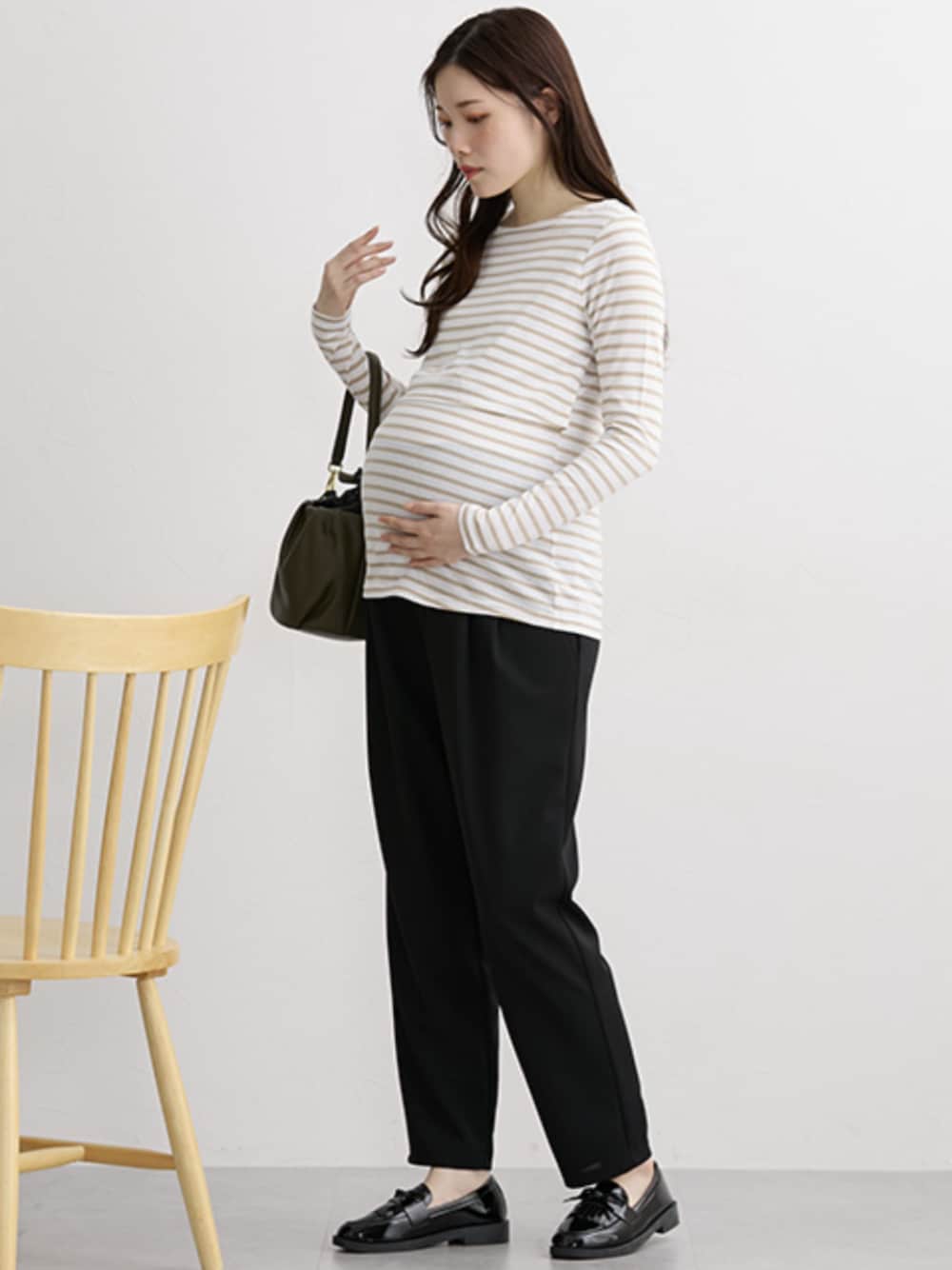 ブラック系のマタニティウェア/グッズ、ベージュ系のマタニティウェア/グッズを着用したレディースの秋コーディネートの1枚目の写真