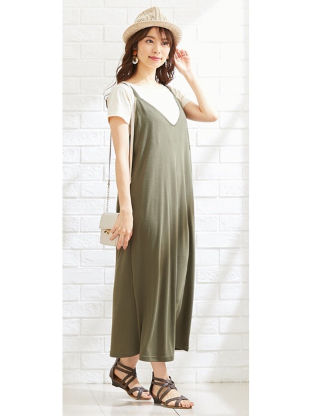 グリーン系のマタニティウェア/グッズを着用したレディースの春コーディネートの1枚目の写真