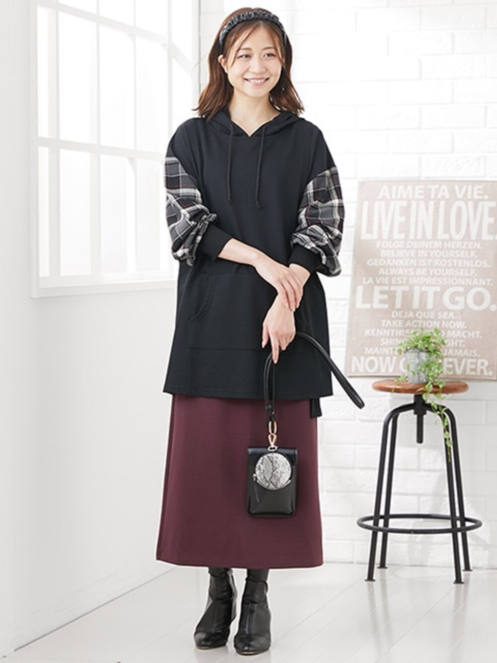 レッド系のマタニティウェア/グッズ、ブラック系のマタニティウェア/グッズを着用したレディースの夏コーディネートの1枚目の写真