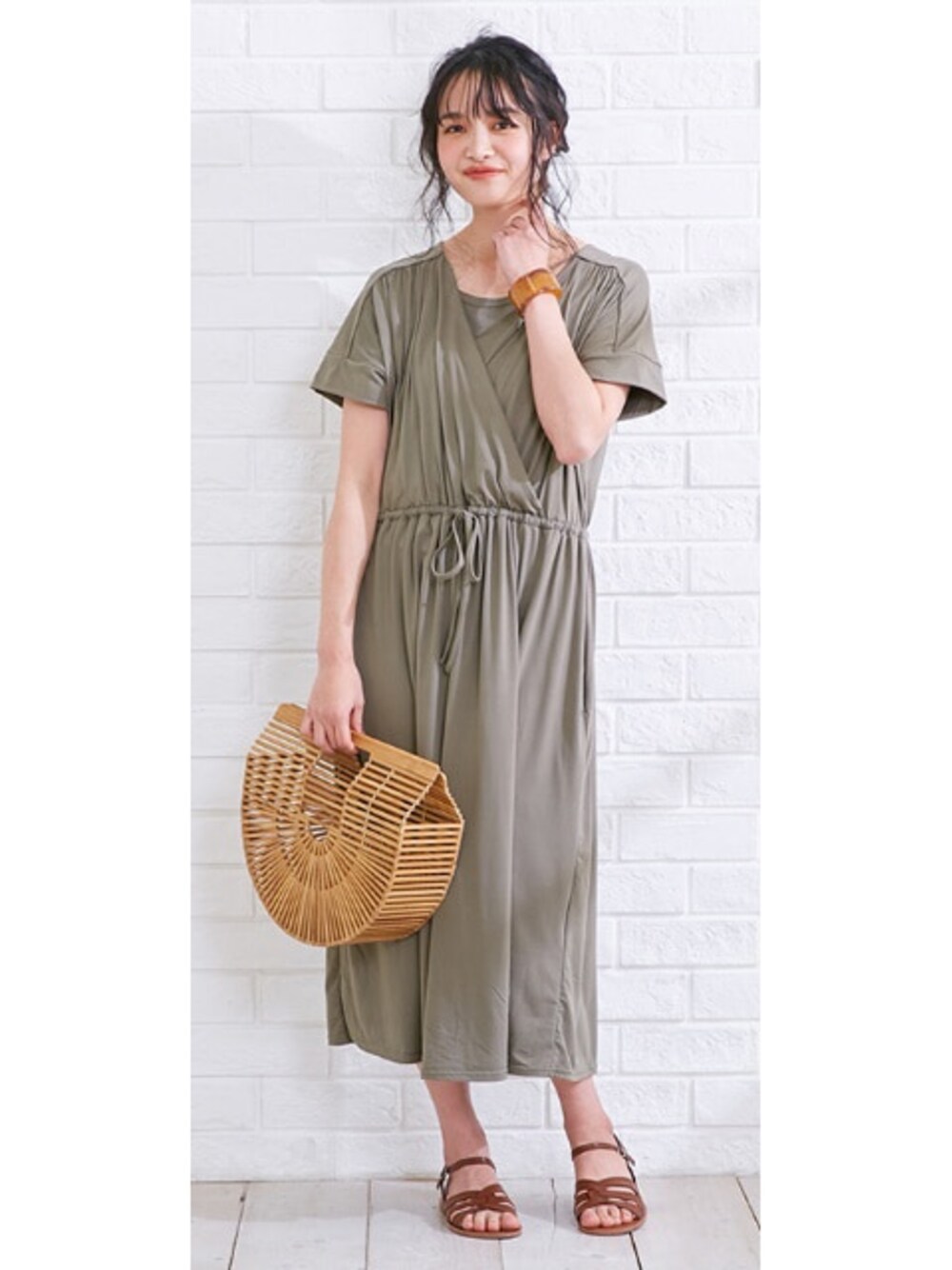 グリーン系のマタニティウェア/グッズを着用したレディースの春コーディネートの1枚目の写真