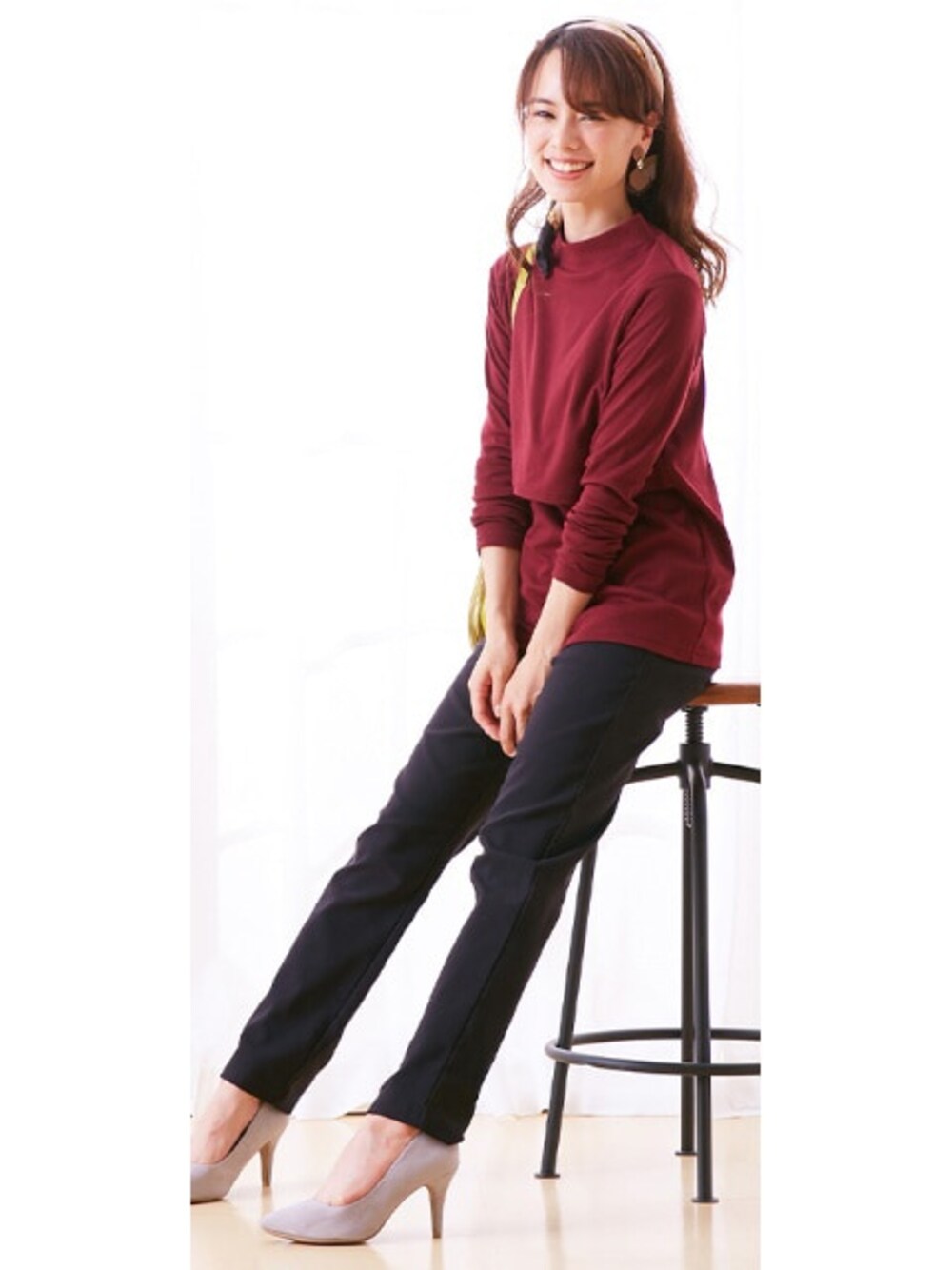 ブラック系のマタニティウェア/グッズ、レッド系のマタニティウェア/グッズを着用したレディースの秋コーディネートの1枚目の写真