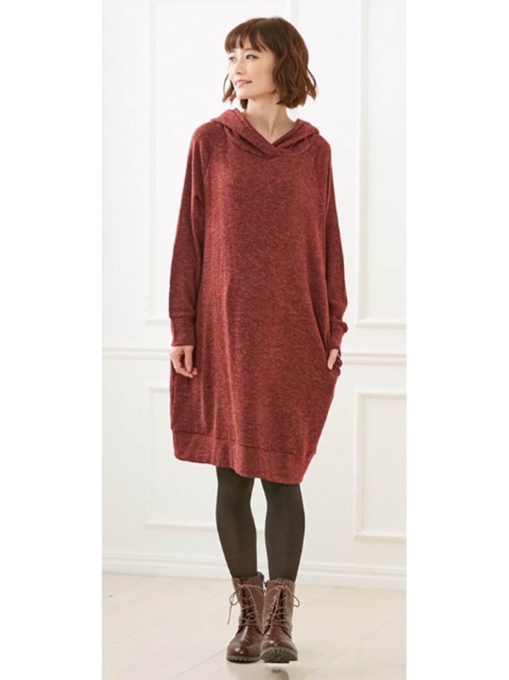 レッド系のマタニティウェア/グッズを着用したレディースの秋コーディネートの1枚目の写真