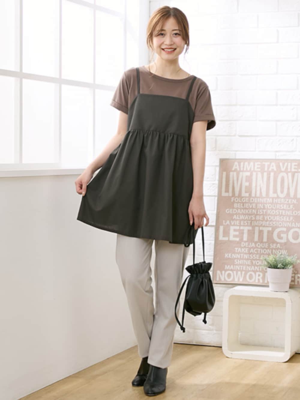 「マタニティファッション、モデル、レギュラー、マタニティコーデ、マタニティ、授乳服、ママコーデ、きれいめカジュアル、カジュアルコーデ、セットアップ、レイヤードスタイル、夏コーデ」｜「QUNTSTYLEの【マタニティウエア・授乳服】チュニックキャミソール＋トップス２点セット（産前・産後）（マタニティウェア/グッズ、ブラック系）」を使った、nissen Maternity Modelsさん（レディース・160cm）の秋コーディネートの1枚目の写真
