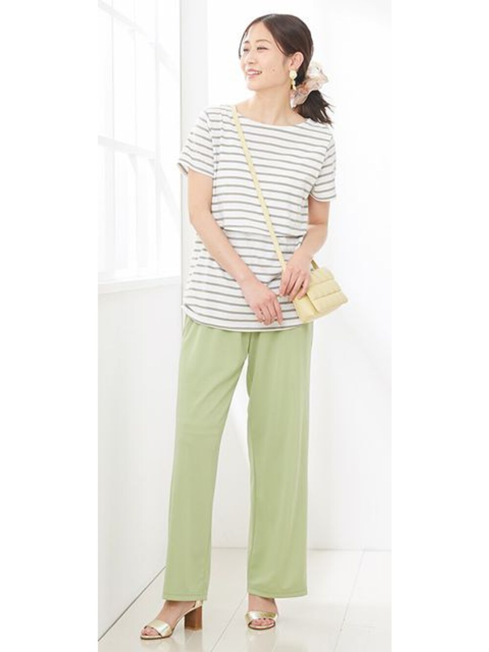 ベージュ系のマタニティウェア/グッズ、グリーン系のマタニティウェア/グッズを着用したレディースの春コーディネートの1枚目の写真